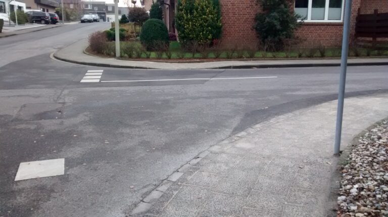 Elmpt – Bordsteinabsenkung im Kreuzungsbereich Wilhemstraße/Im Grund